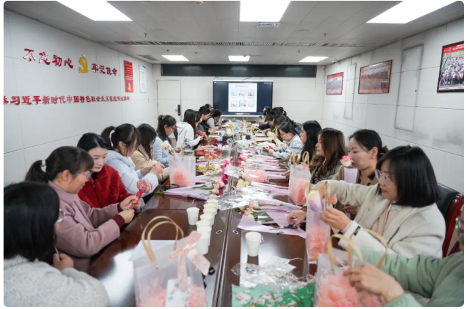 “巾幗綻芳華 巧手繪新程”——公司成功舉辦 “三八” 婦女節手作體驗暨節日慰問活動